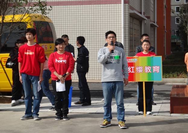 爸爸，表?yè)P(yáng)您！作為家長(zhǎng)代表講的還不錯(cuò)！