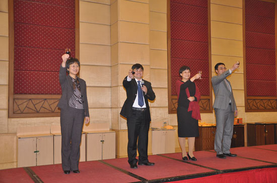 公司主要領(lǐng)導致祝酒詞（左起依次是：王文兵、王紅兵、楊瑛、梁海平）