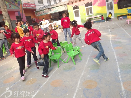 河南臺(tái)前紅纓第一幼兒園舉辦親子運(yùn)動(dòng)會(huì)
