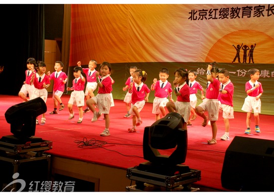 湖北洪湖紅纓七色花幼兒園召開家長見面會(huì)