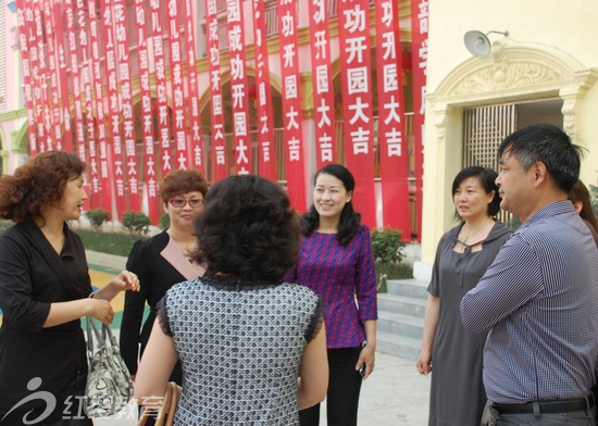 湖北洪湖紅纓七色花幼兒園召開家長見面會(huì)