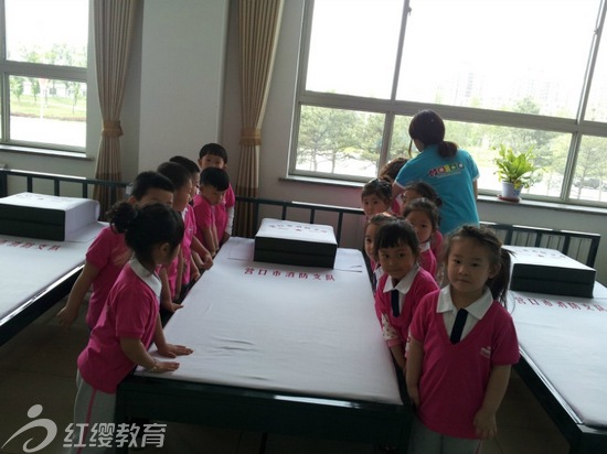 遼寧營(yíng)口紅纓鴻程書香苑幼兒園參觀消防大隊(duì)