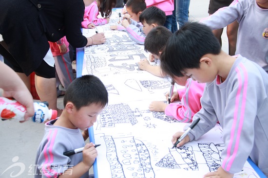 河南新鄉(xiāng)紅纓京華幼兒園舉辦“迎國慶親子活動(dòng)”