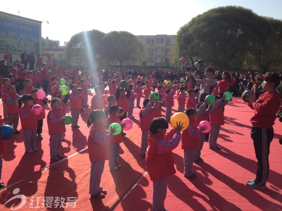 新疆和碩紅纓乖孩子幼兒園舉辦2013年秋季親子運(yùn)動會