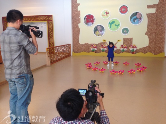 福建晉江電視臺(tái)《彩虹橋》欄目組蒞臨青陽紅纓幼兒園現(xiàn)場(chǎng)錄制