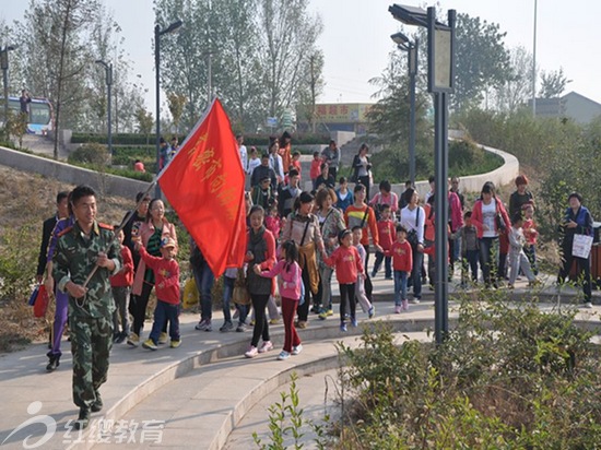 山東高密紅纓向陽幼兒園舉辦采摘秋游活動(dòng)