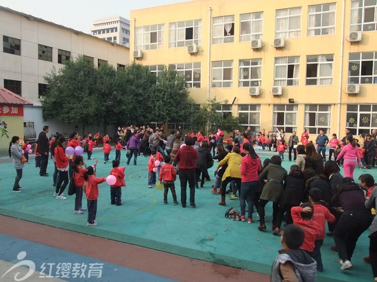 河南沁陽紅纓大山聯(lián)盟幼兒園舉辦秋季親子運動會