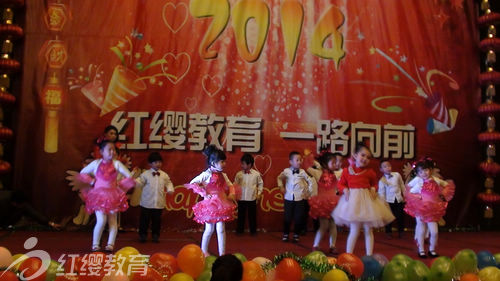 遼寧營(yíng)口紅纓鴻程書香苑幼兒園舉行新年聯(lián)歡會(huì)