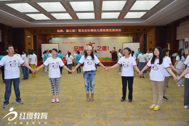 心手相牽，一路向前