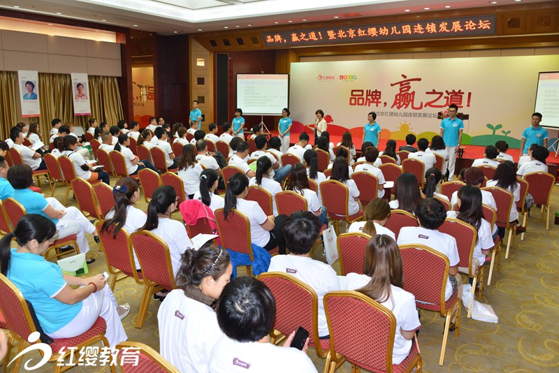 歸老師向園長(zhǎng)介紹團(tuán)隊(duì)