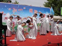 地震災(zāi)區(qū)的孩子們你們好嗎？老師把最真誠的祝福送給你們：“親愛的孩子們節(jié)日快樂！！”