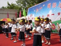 看他們跳得多認(rèn)真??！