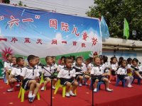 小二班表演的三字經(jīng)，三字經(jīng)好長(zhǎng)的，可他們背得一點(diǎn)也不錯(cuò)呦?。〗o點(diǎn)掌聲吧......