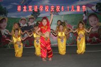 看，我們的韓國小歌星演唱的多認(rèn)真??！