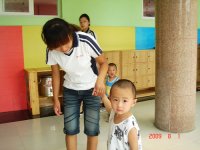 老師在領(lǐng)著新入園的孩子參觀(guān)幼兒園