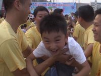 瞧他樂的！