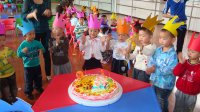 小壽星們唱生日快樂歌?。? border=