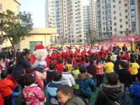 圣誕老公公排著隊(duì)伍來啦。。。。。。