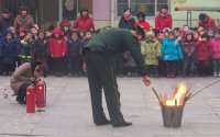 點火了每一雙緊張的眼睛瞪得大大的。