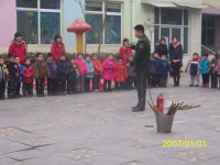 滅火器使用口訣：遇到火情不要慌、提瓶子，拔銷子，握管子，對準火根摁把子。