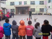 我縣消防隊張參謀在我們園的邀請下，親子來到園中在孩子們、老師們的熱烈歡迎下大家進行消防知識培訓。
