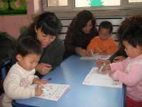 思維小二班幼兒、家長(zhǎng)及教師快樂(lè)合影，展現(xiàn)家園同樂(lè)