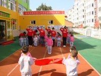 幼兒自己體驗(yàn)升國(guó)旗的神圣！