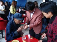 中秋節(jié)馬玉林幼兒園到敬老院慰問。