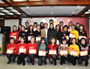 闞吉瑩、蔡曉光老師為學(xué)員們頒發(fā)結(jié)業(yè)證書
