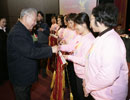 郭福昌理事長頒發(fā)全國優(yōu)秀幼兒園獎(jiǎng)