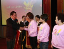 張文范理事長頒發(fā)全國優(yōu)秀幼園獎(jiǎng)
