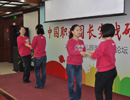 助教帶領(lǐng)園長做律動(dòng)