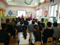 在會議中各班家長都能認真學習，仔細聆聽，用自己的行動來支持老師們的工作！發(fā)現(xiàn)問題，共同探討，為了孩子們更好的進步與成長......