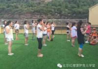 媽媽們在給寶貝們做榜樣。