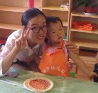 寶貝的披薩做好了，接下來就要交給廚房阿姨了，經(jīng)過她們靈巧的手我們的披薩就可以吃了。