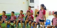 在互動環(huán)節(jié)，李老師通過動作示范，引導幼兒知道火災發(fā)生時要撥打119火警電話，掌握及時撤離等火災發(fā)生時自救的方法。