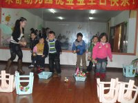比賽，看誰(shuí)可以丟進(jìn)去