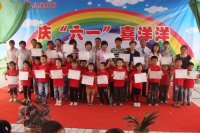 園長與參加第六屆兒童創(chuàng)意書畫大賽獲獎?wù)呒凹议L合影