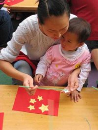 9月23日下午3點(diǎn)，小班組的孩子們?cè)诎职謰寢尩呐阃?，同老師們一起齊唱國歌、一起剪剪貼貼做國旗。做得可認(rèn)真了！瞧，當(dāng)孩子們手里揮舞著做好的國旗,心里甭提多高興了!