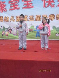 孩子在運(yùn)動會上用全英文主持