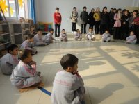 園長(zhǎng)教師參觀(guān)學(xué)習(xí)我園課程