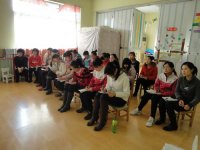 教師認(rèn)真聆聽中