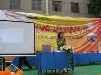 趙春榮老師在家長會(huì)上熱情洋溢的講課