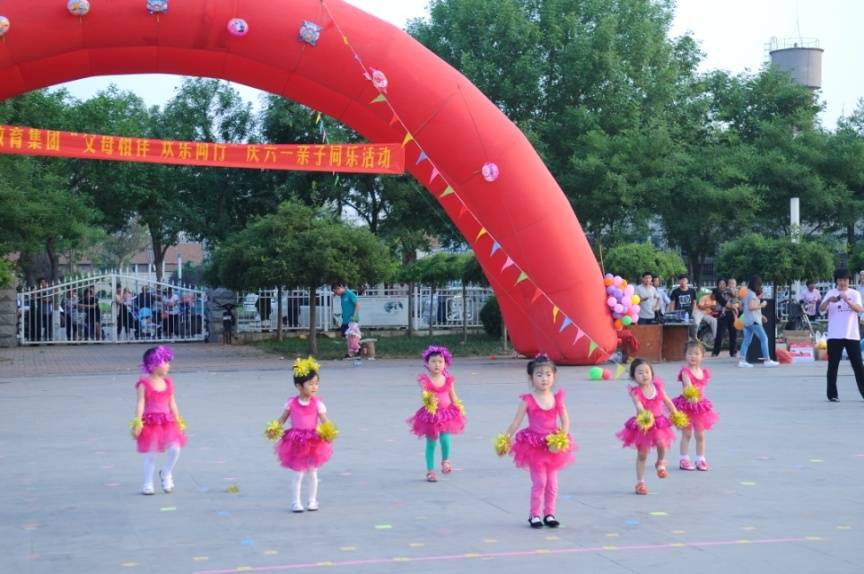 育英才幼兒園“父母相伴，快樂同行”大型親子廣場舞