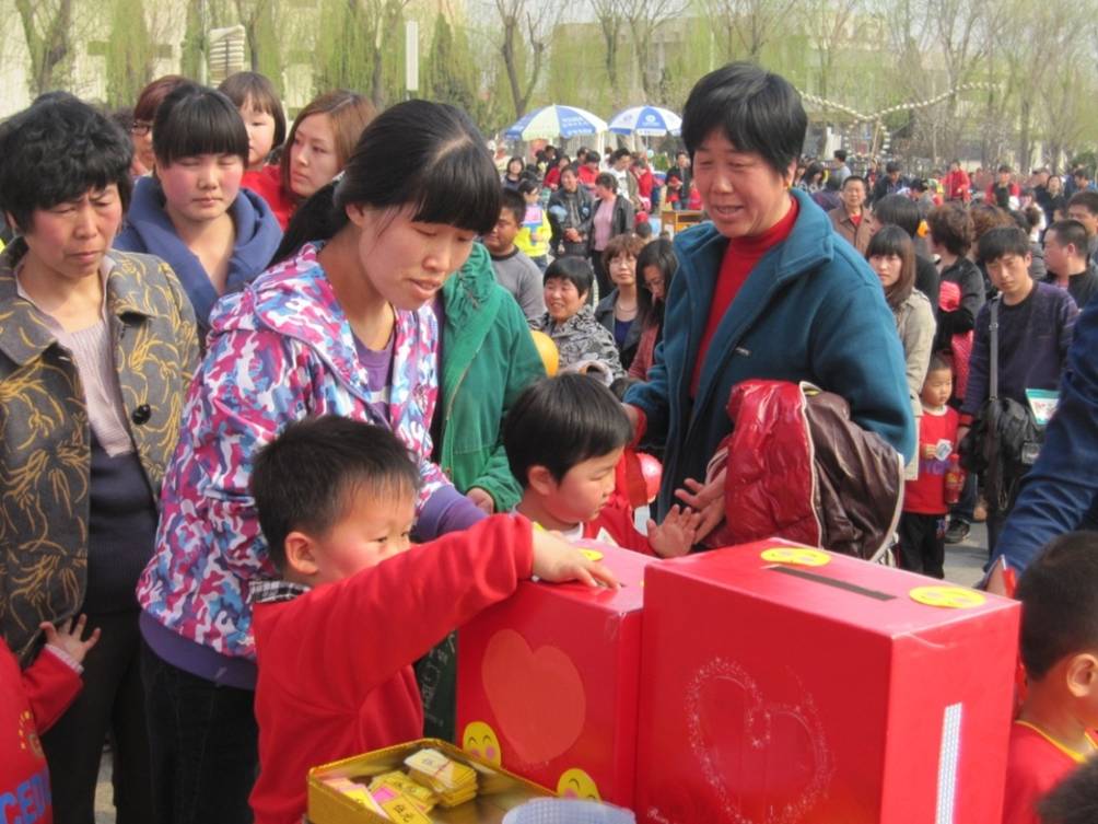 助學(xué)桑梓，愛心義賣育英才雙語幼兒園感恩賣