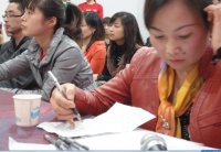 評委認(rèn)真聆聽并根據(jù)實(shí)際表現(xiàn)打分。
