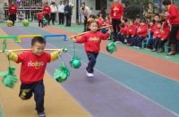 中班級的“豬八戒挑西瓜”。
