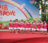 打起竹板精神爽，一起夸夸幼兒園！