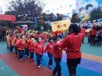 運(yùn)動(dòng)會(huì)開始啦！小小運(yùn)動(dòng)員們有秩序地進(jìn)入運(yùn)動(dòng)會(huì)場(chǎng)！