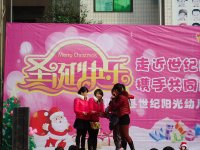 在抽獎(jiǎng)環(huán)節(jié)中，家長代表為我們抽取獲獎(jiǎng)?wù)叩奶柎a！